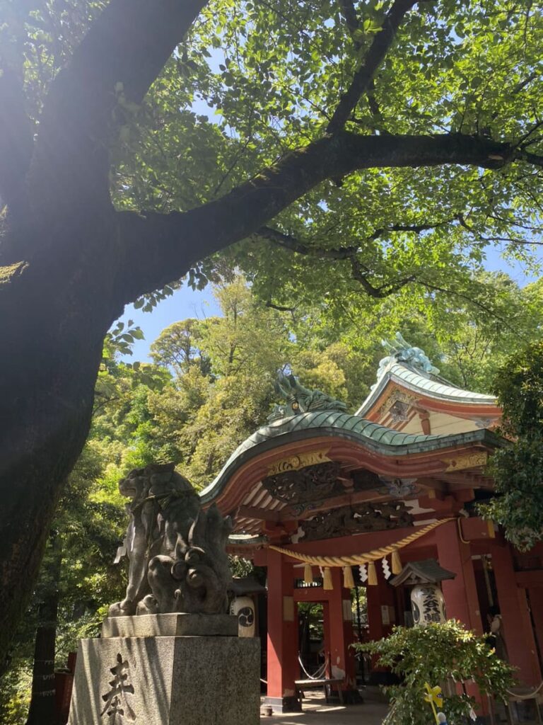 狛犬が迎える神社